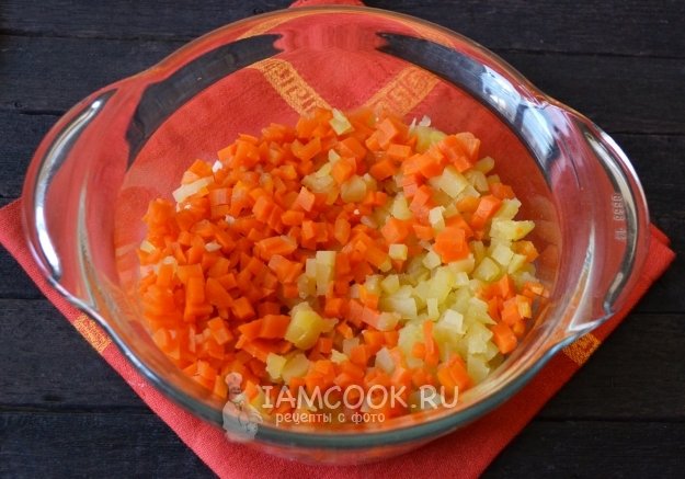 Положить овощи в салатник