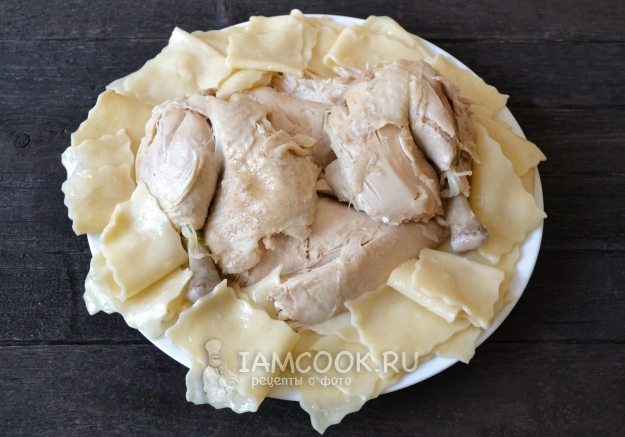 Положить курицу