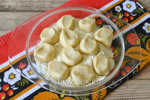 Обвалять тесто в муке