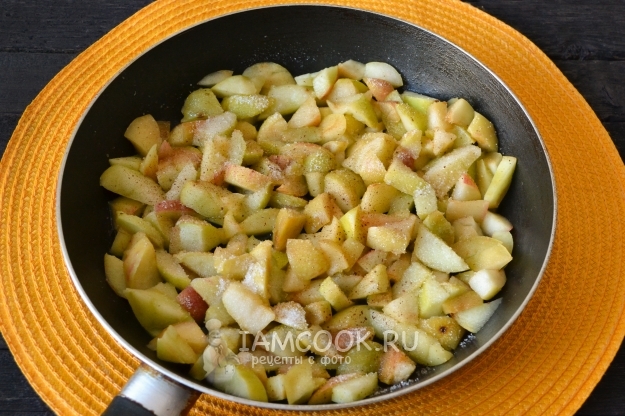 Потушить яблоки