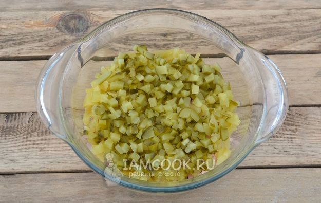 Положить огурцы