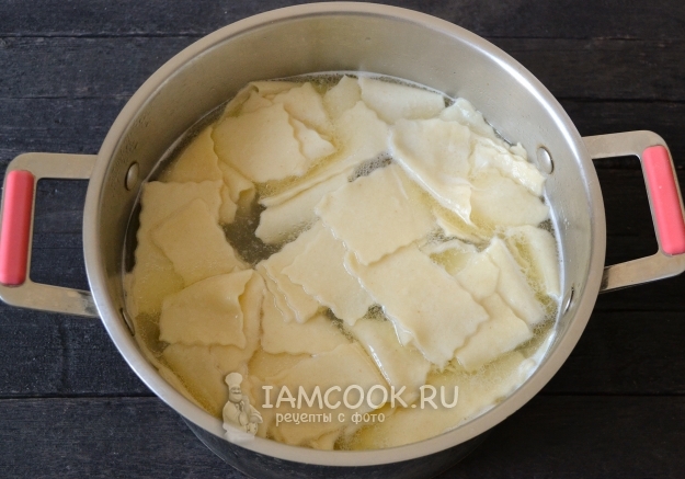 Положить полоски теста в бульон