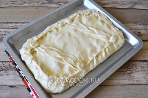 Смазать тесто водой с желтком