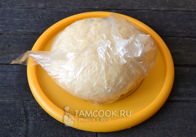 Положить тесто в пакет