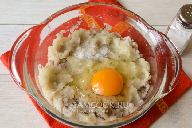 Добавить яйцо и соль