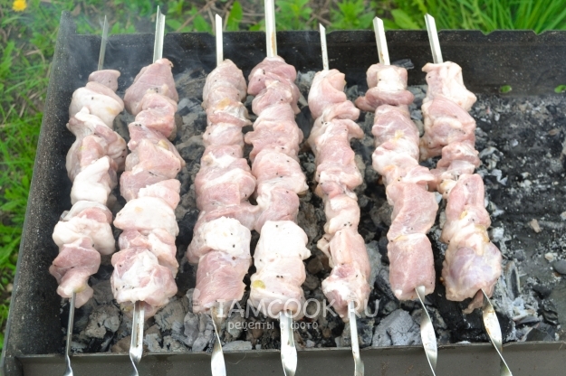 Нанизать мясо на шампуры