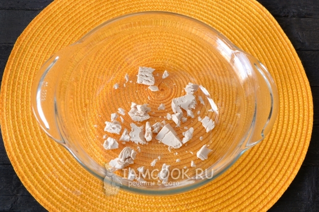 Раскрошить дрожжи