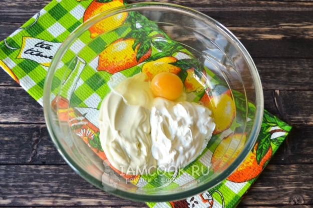 Соединить сметану, майонез и яйцо