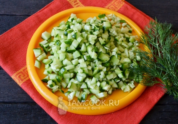 Порезать огурцы