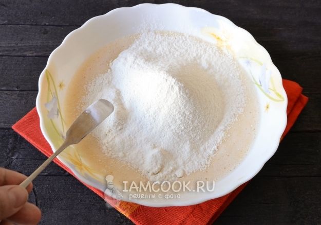 Всыпать муку и соду