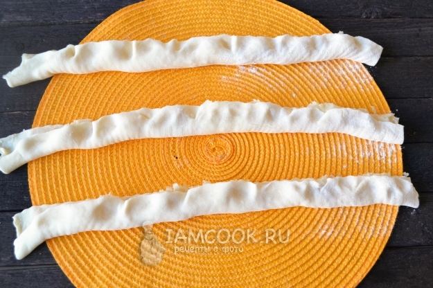 Защепить края теста