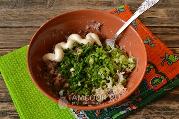 Положить лук, чеснок и майонез