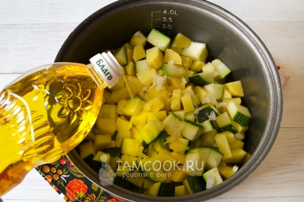 Влить масло