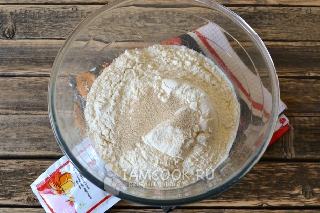 Всыпать дрожжи и муку