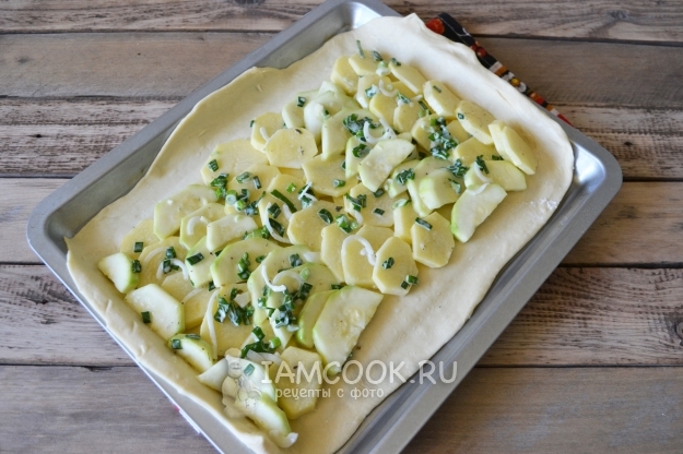 Положить начинку на тесто