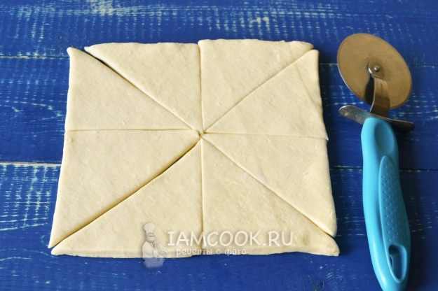 Порезать тесто на треугольнички