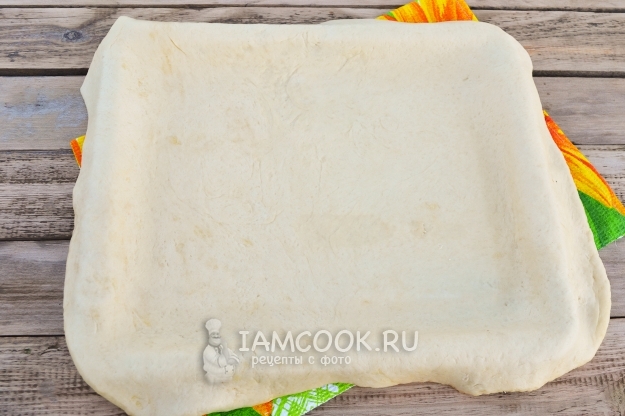 Положить тесто в форму