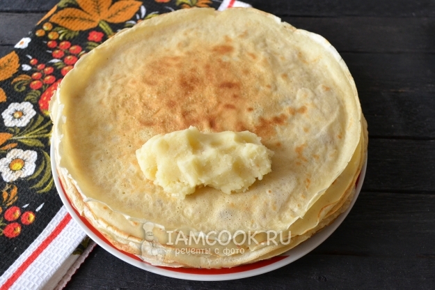 Положить на блин начинку