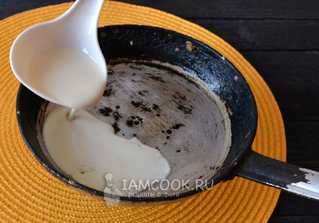 Налить тесто на сковороду
