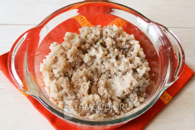 Перекрутить рыбу на мясорубке