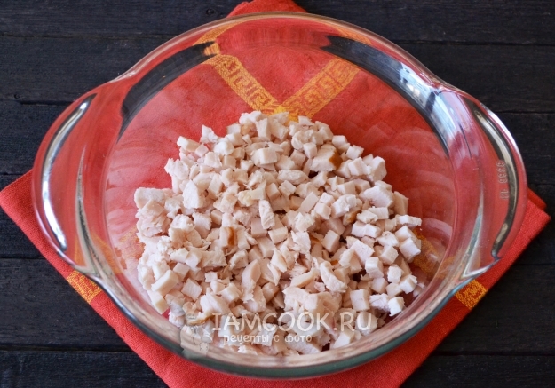 Положить куриное филе в салатник