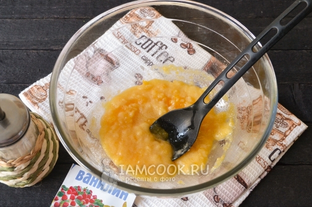 Соединить желток с сахаром