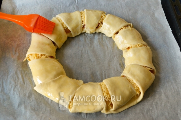 Смазать тесто желтком