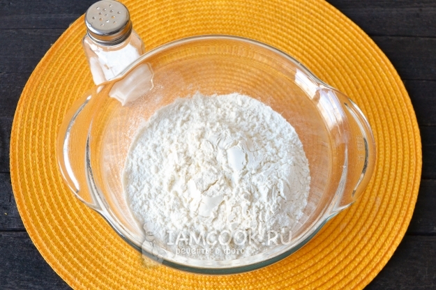 Всыпать в миску муку