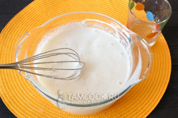 Размешать опару с маслом