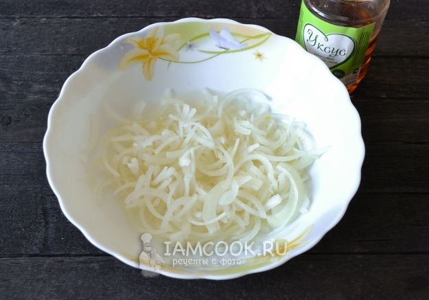 Полить лук уксусом