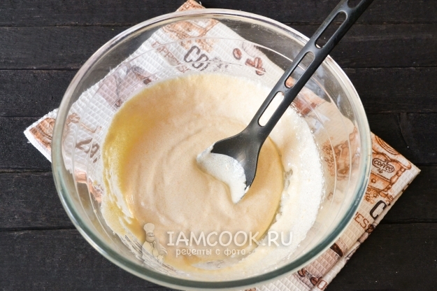 Растереть желтки с сахаром