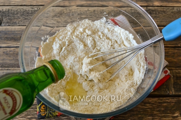 Влить масло