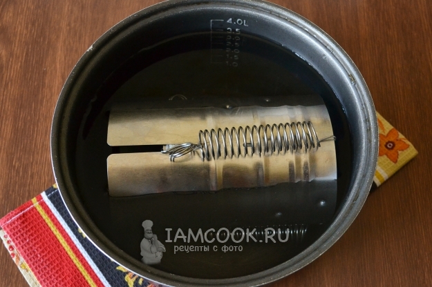 Положить ветчинницу в мультиварку