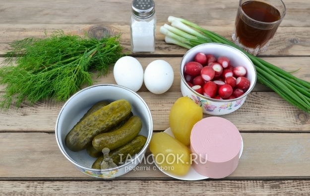 Ингредиенты для окрошки с солеными огурцами