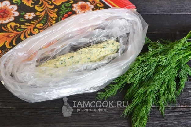 Положить масло с сыром в пакет