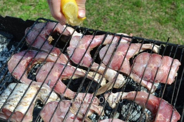 Полить рыбу соком лимона