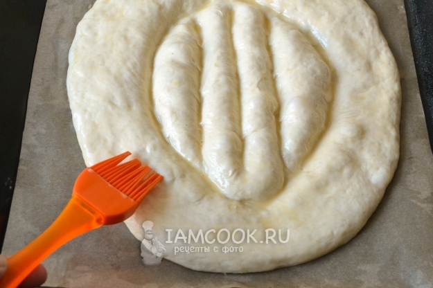 Смазать заготовку желтком