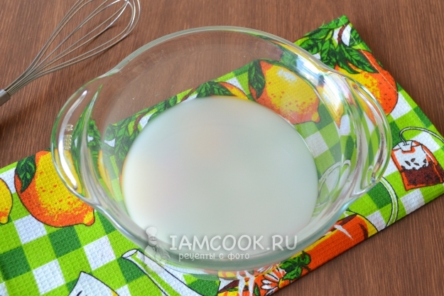 Положить дрожжи в воду