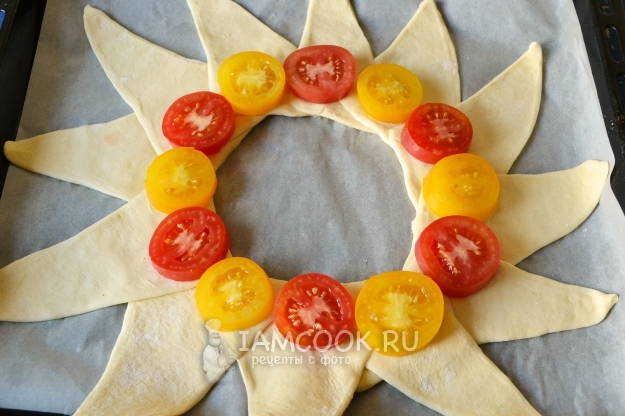 Положить кружочки помидоров