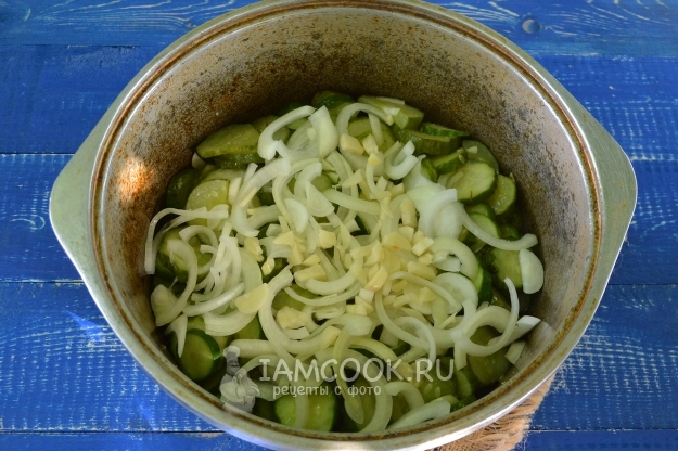 Добавить лук и чеснок