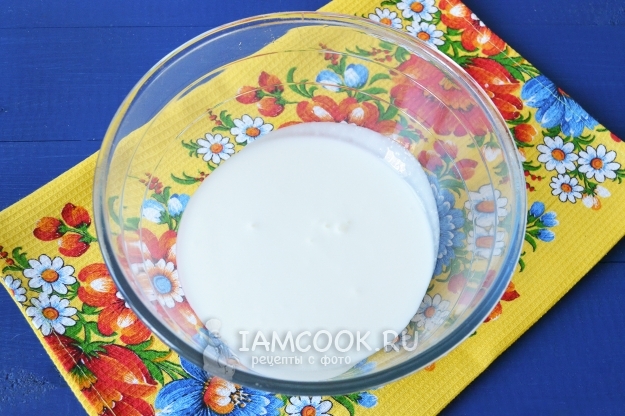 Влить в миску кефир