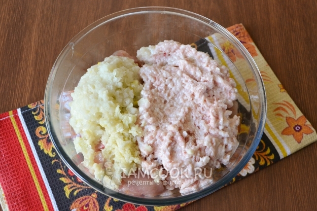 Перекрутить мясо и лук на мясорубке