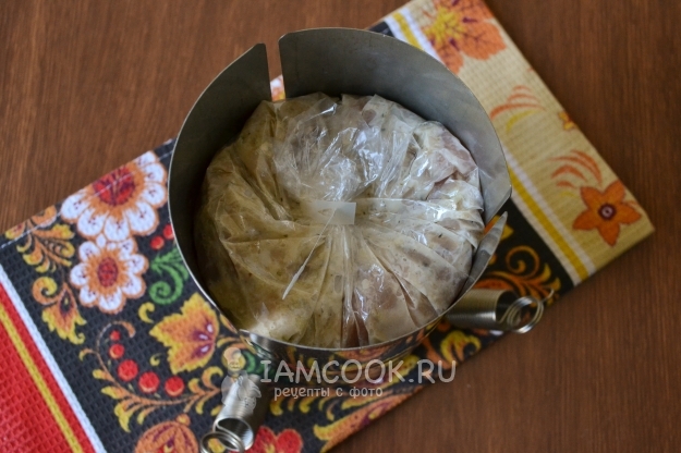 Утрамбовать фарш в ветчиннице