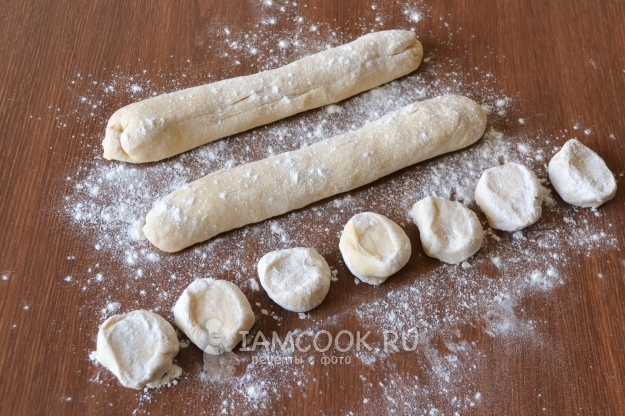 Порезать тесто на кусочки