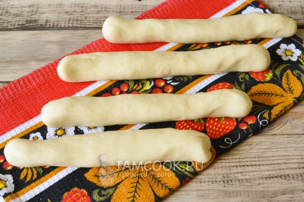 Скатать тесто в жгут