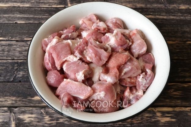 Положить мясо в миску