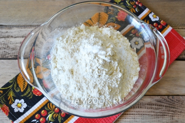 Всыпать муку с содой