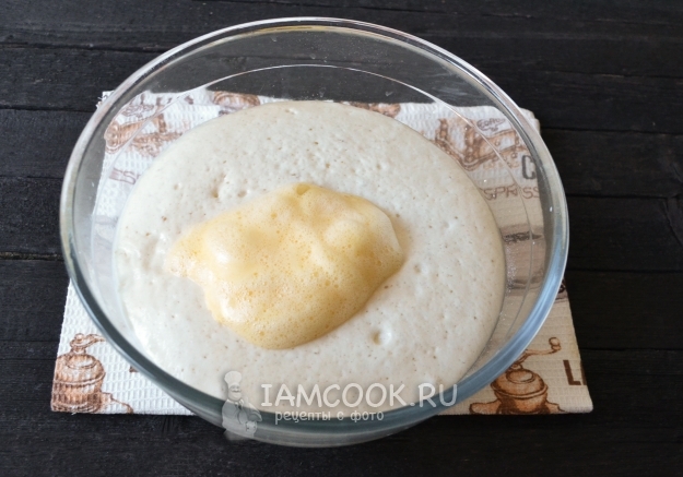 Положить взбитые яйца