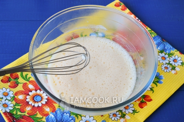 Взбить кефир с яйцами