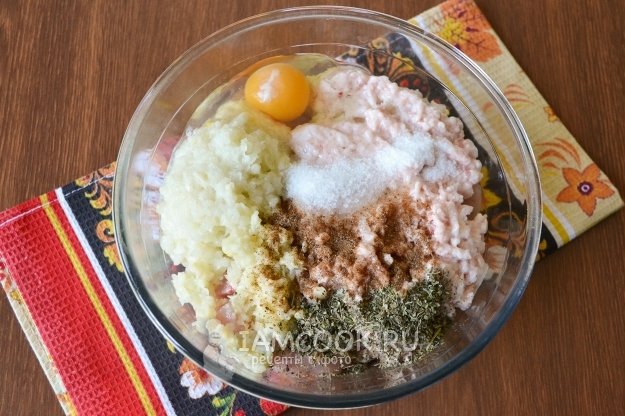 Добавить яйцо и специи